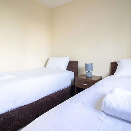 Newly Launched Two Bedroom House By Den Accommodation Short Lets & Serviced Accommodation With Garden London Exteriör bild