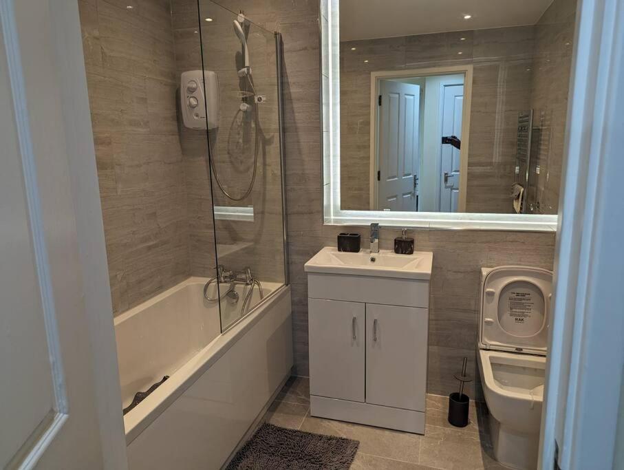Newly Launched Two Bedroom House By Den Accommodation Short Lets & Serviced Accommodation With Garden London Exteriör bild