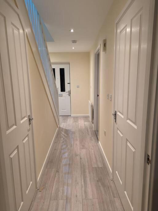 Newly Launched Two Bedroom House By Den Accommodation Short Lets & Serviced Accommodation With Garden London Exteriör bild