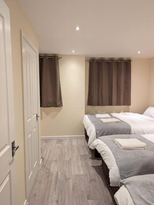 Newly Launched Two Bedroom House By Den Accommodation Short Lets & Serviced Accommodation With Garden London Exteriör bild