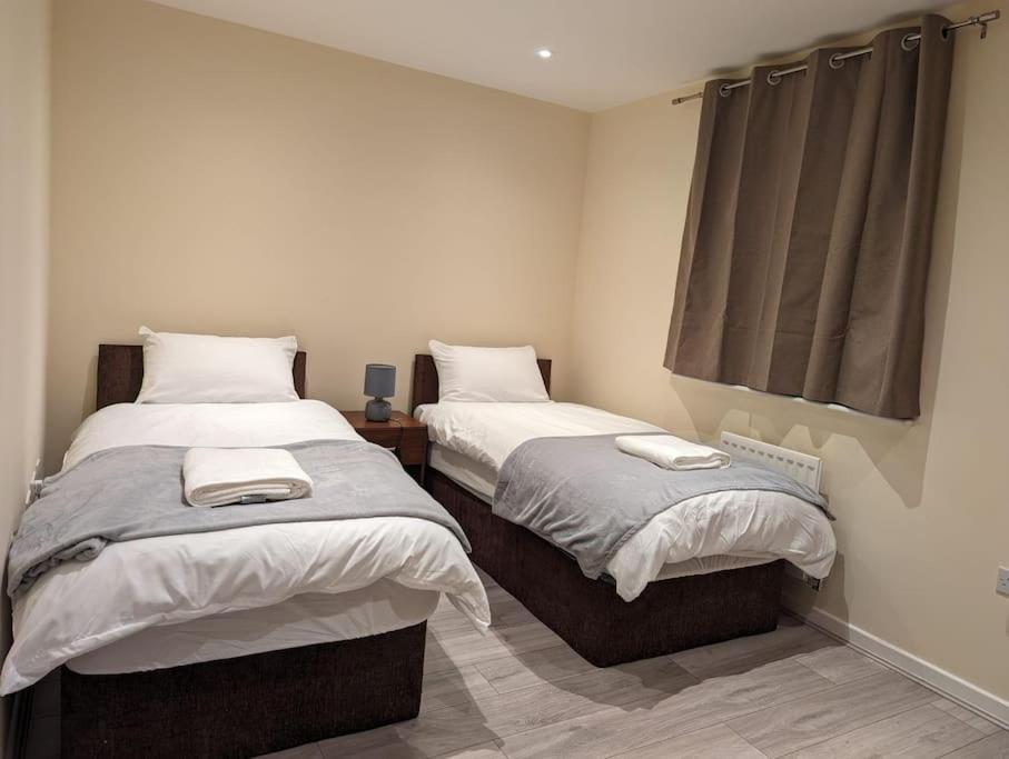 Newly Launched Two Bedroom House By Den Accommodation Short Lets & Serviced Accommodation With Garden London Exteriör bild
