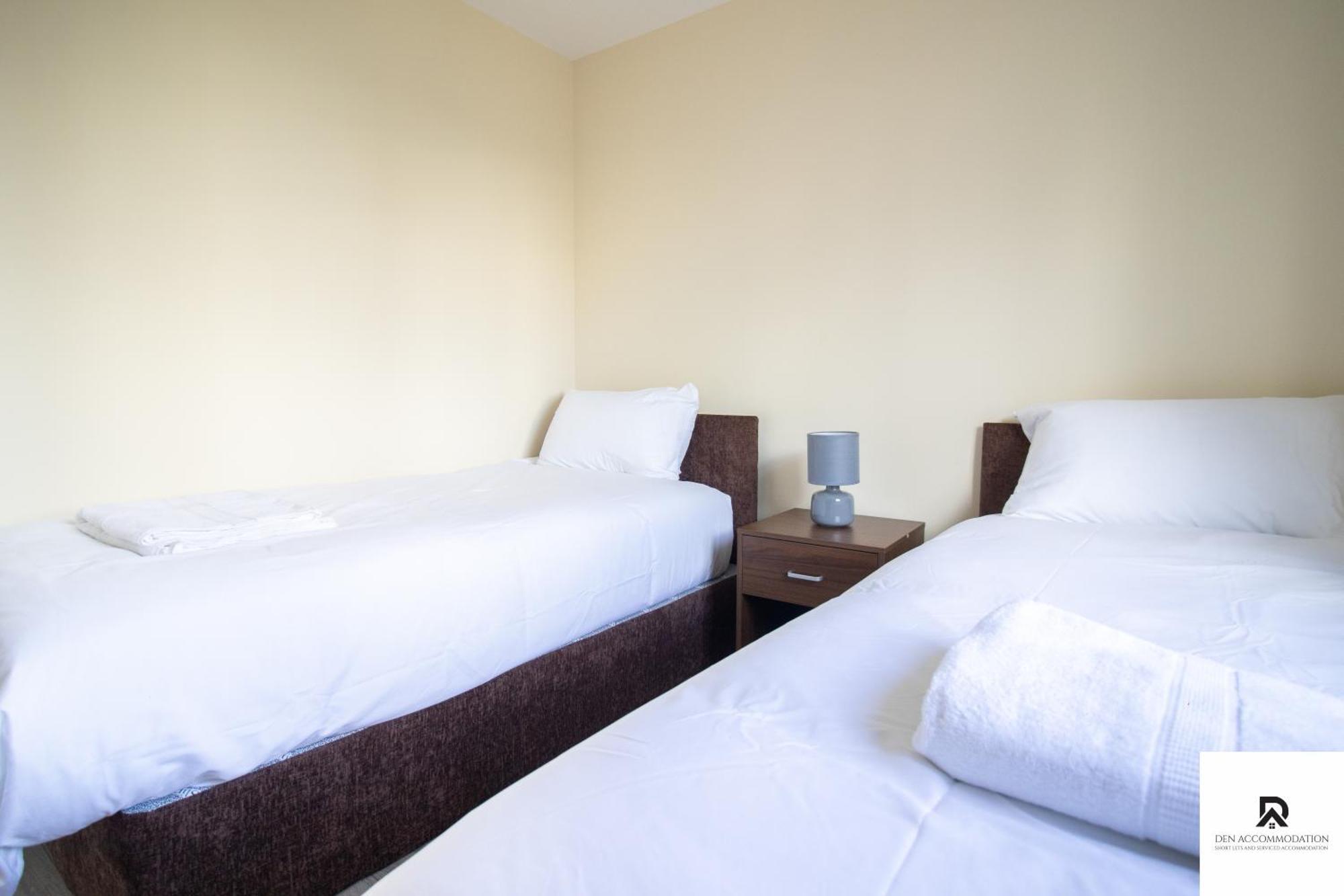 Newly Launched Two Bedroom House By Den Accommodation Short Lets & Serviced Accommodation With Garden London Exteriör bild