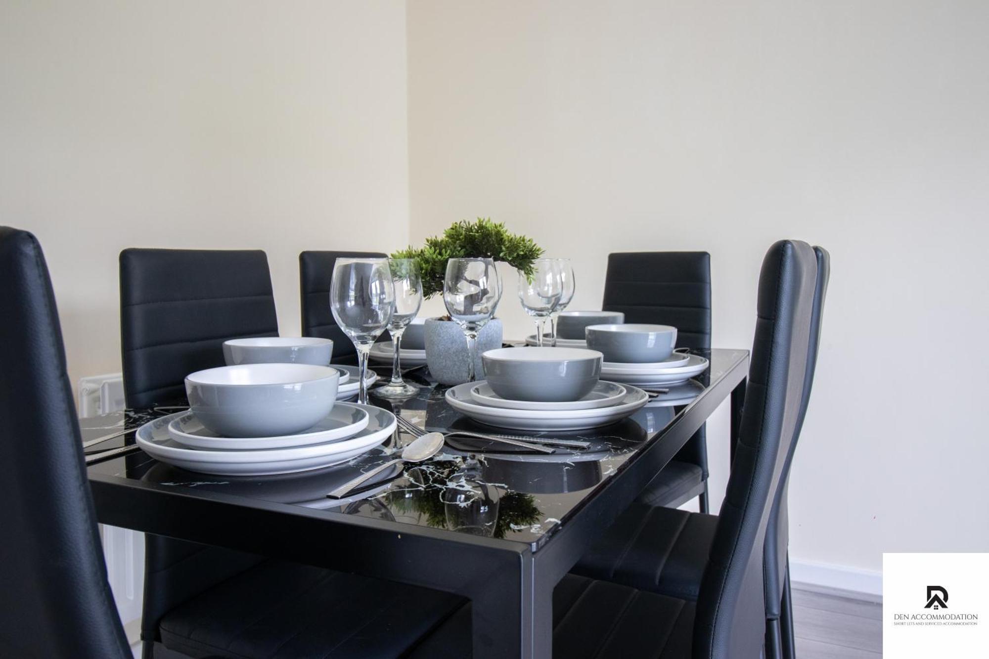 Newly Launched Two Bedroom House By Den Accommodation Short Lets & Serviced Accommodation With Garden London Exteriör bild