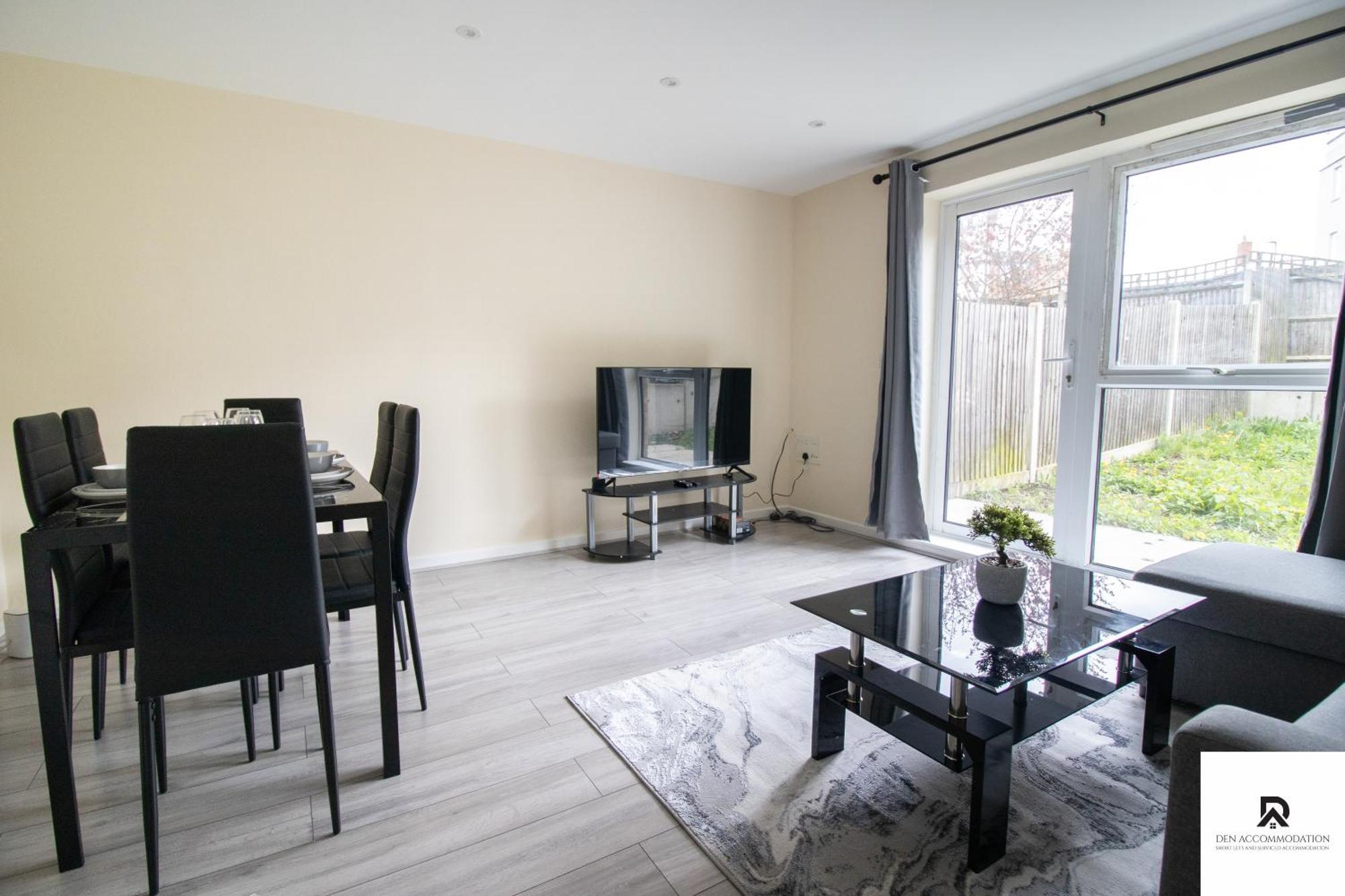 Newly Launched Two Bedroom House By Den Accommodation Short Lets & Serviced Accommodation With Garden London Exteriör bild