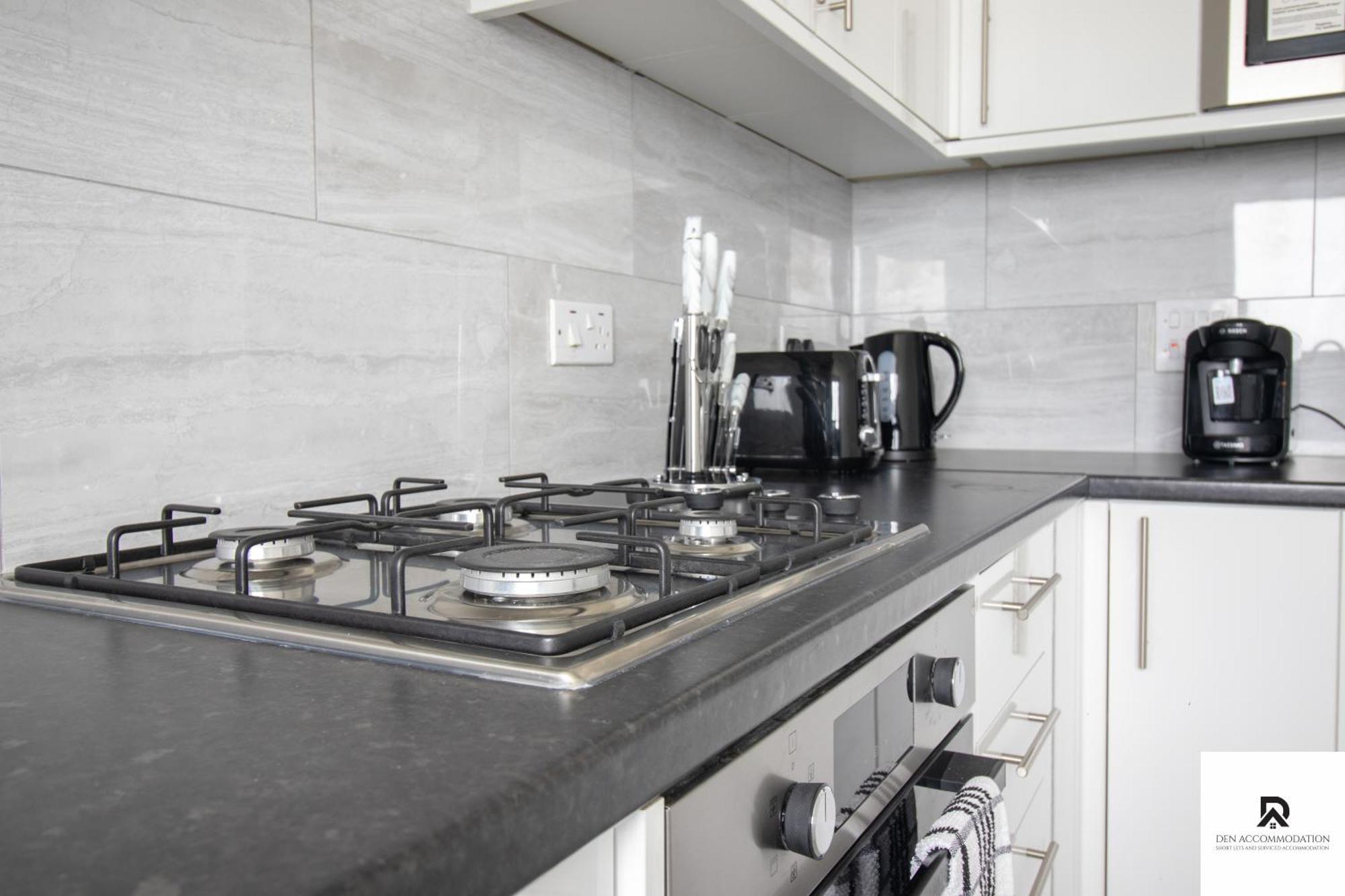 Newly Launched Two Bedroom House By Den Accommodation Short Lets & Serviced Accommodation With Garden London Exteriör bild