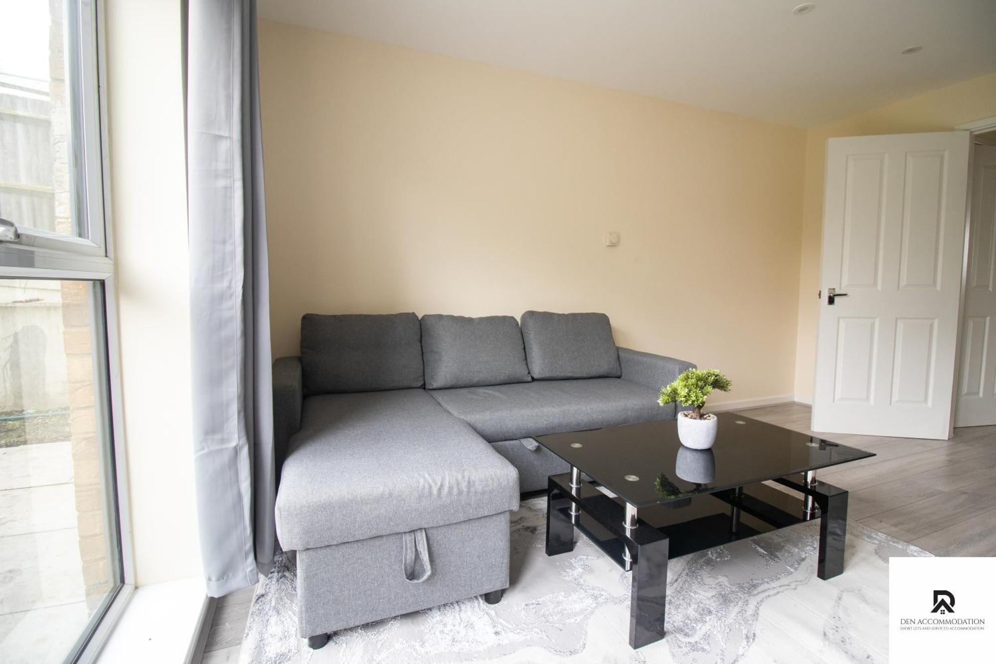 Newly Launched Two Bedroom House By Den Accommodation Short Lets & Serviced Accommodation With Garden London Exteriör bild