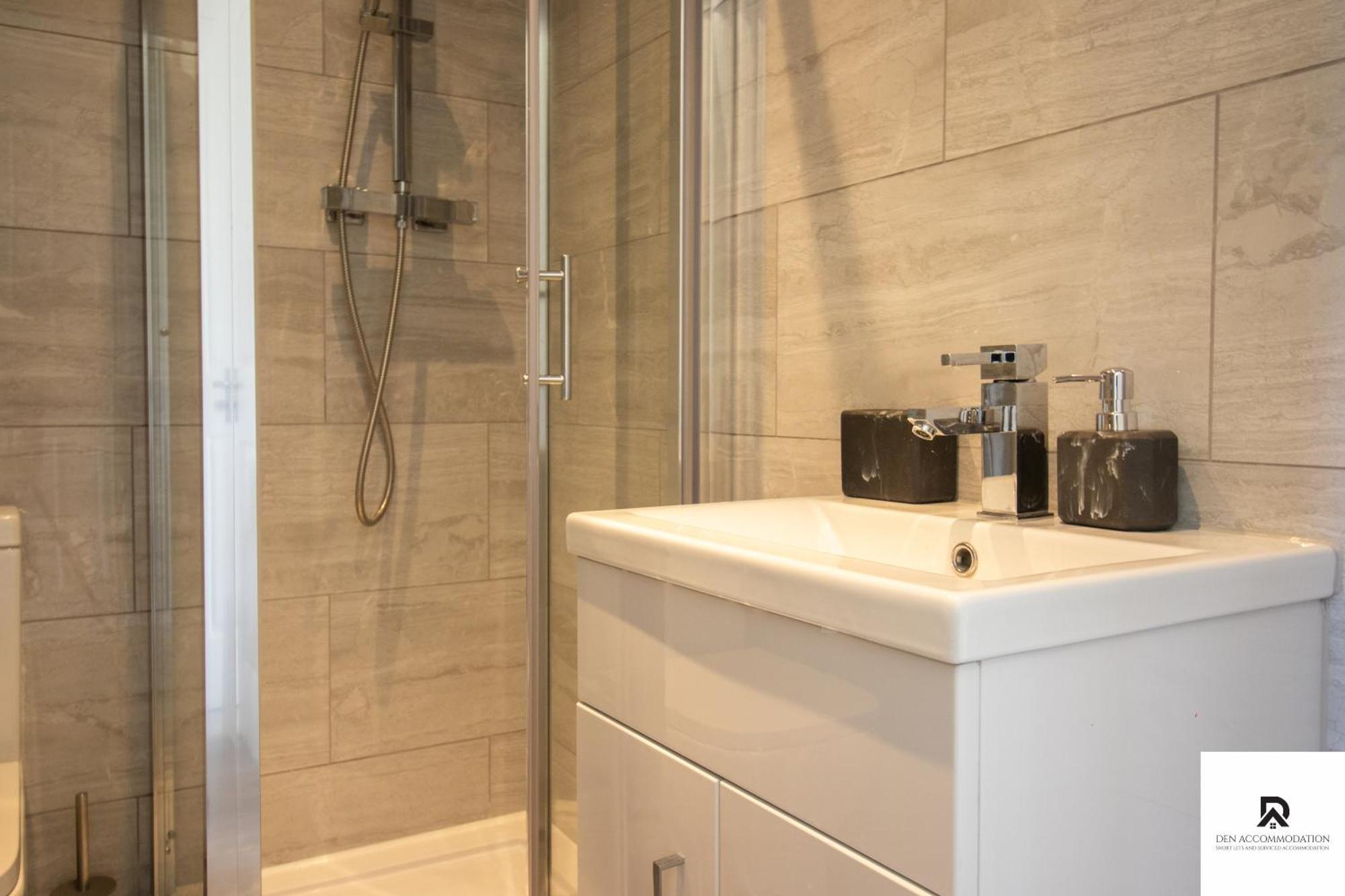 Newly Launched Two Bedroom House By Den Accommodation Short Lets & Serviced Accommodation With Garden London Exteriör bild