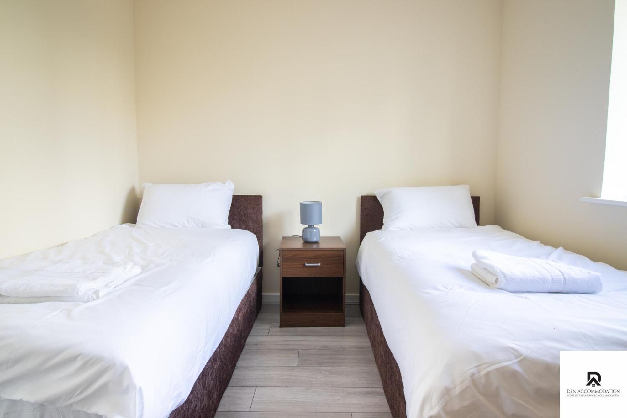 Newly Launched Two Bedroom House By Den Accommodation Short Lets & Serviced Accommodation With Garden London Exteriör bild