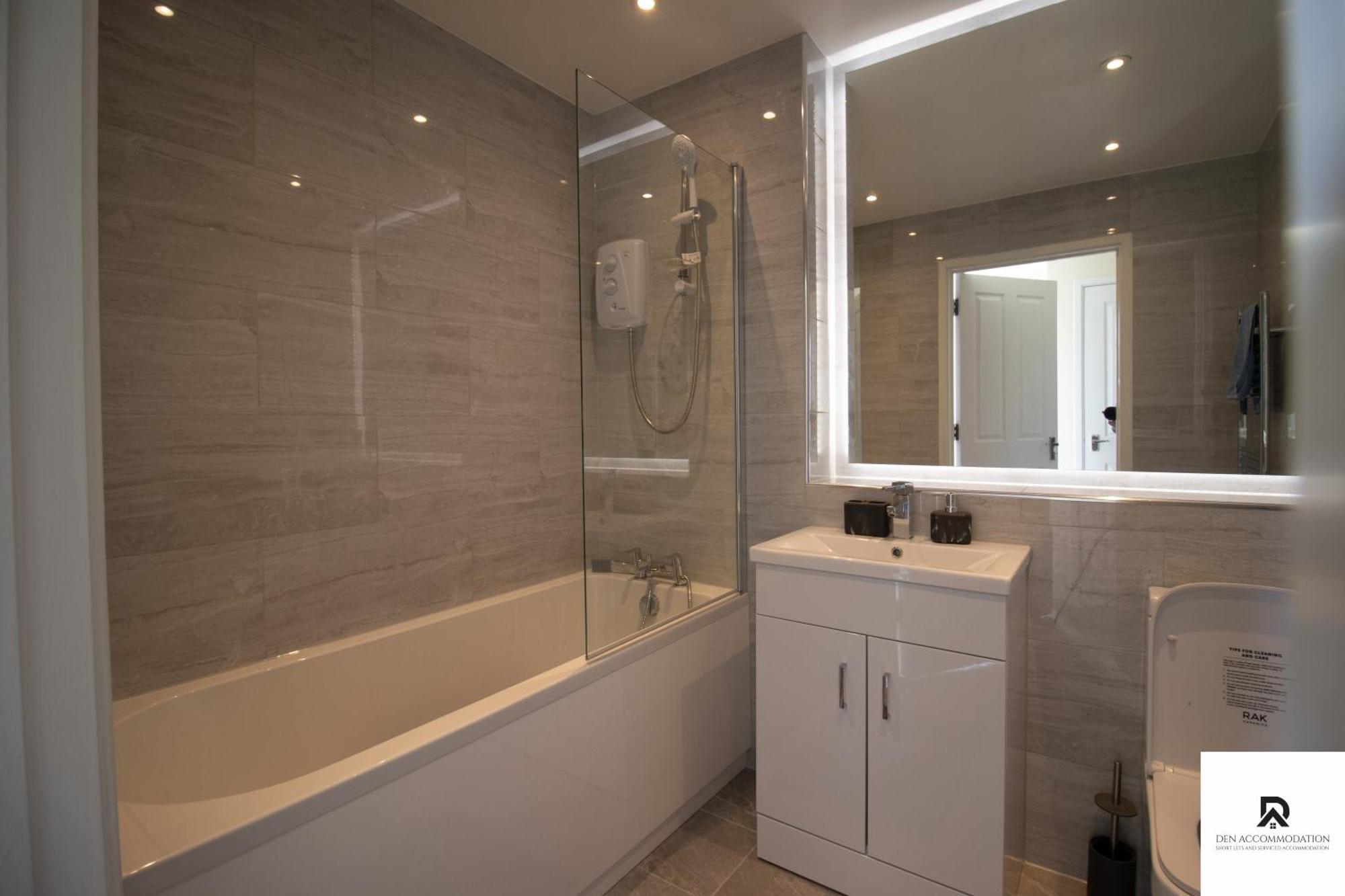 Newly Launched Two Bedroom House By Den Accommodation Short Lets & Serviced Accommodation With Garden London Exteriör bild