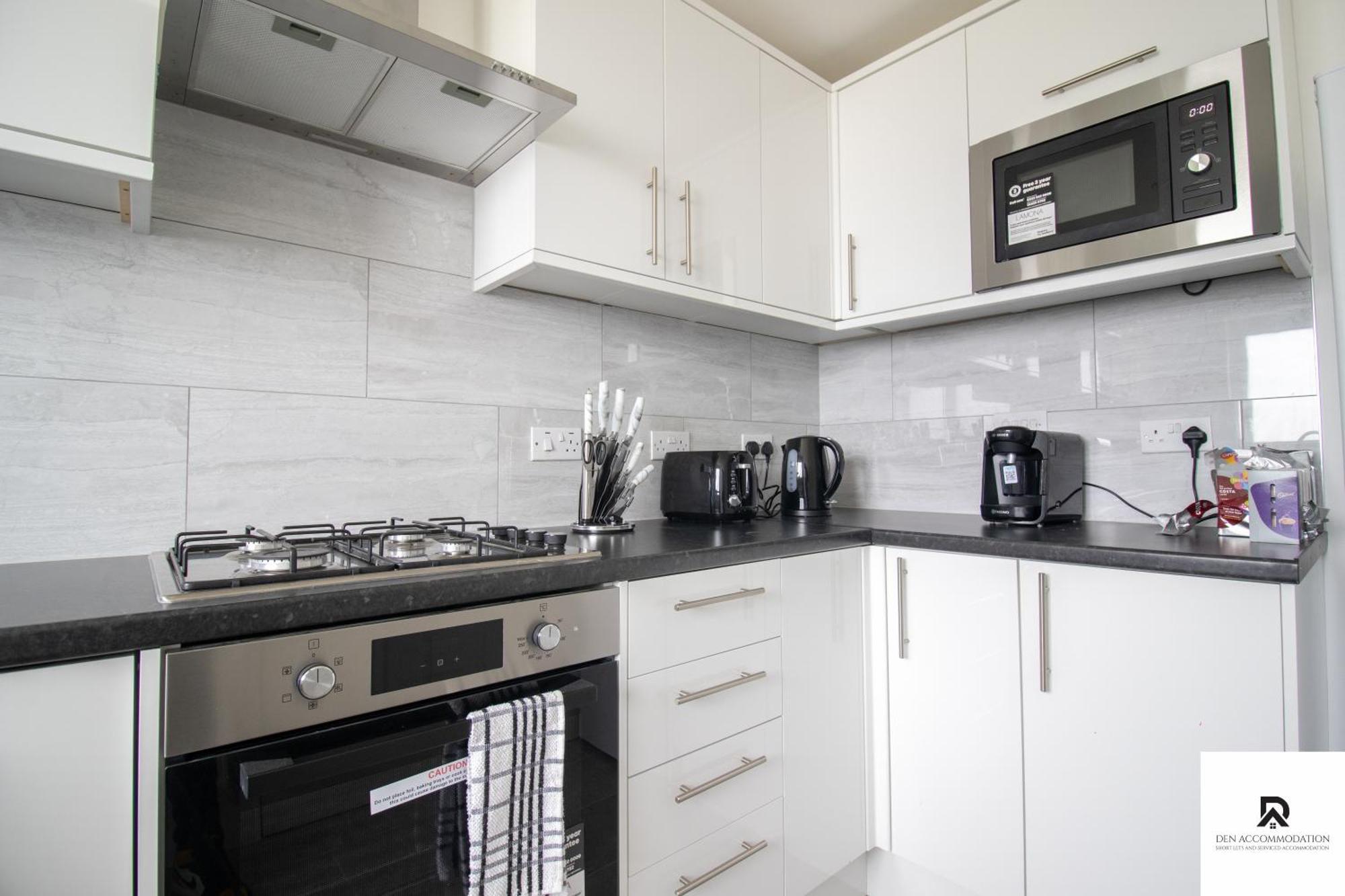 Newly Launched Two Bedroom House By Den Accommodation Short Lets & Serviced Accommodation With Garden London Exteriör bild