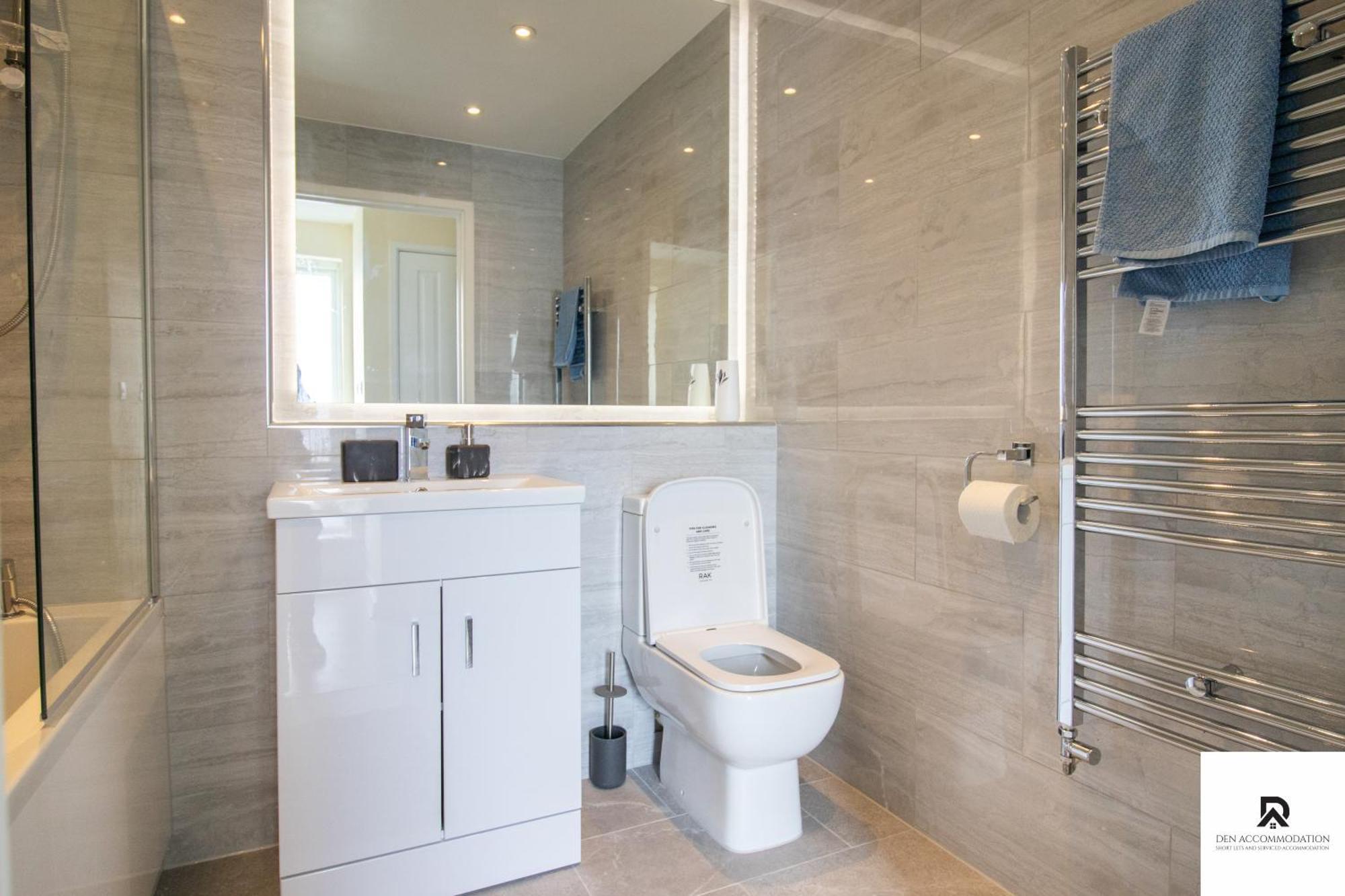 Newly Launched Two Bedroom House By Den Accommodation Short Lets & Serviced Accommodation With Garden London Exteriör bild