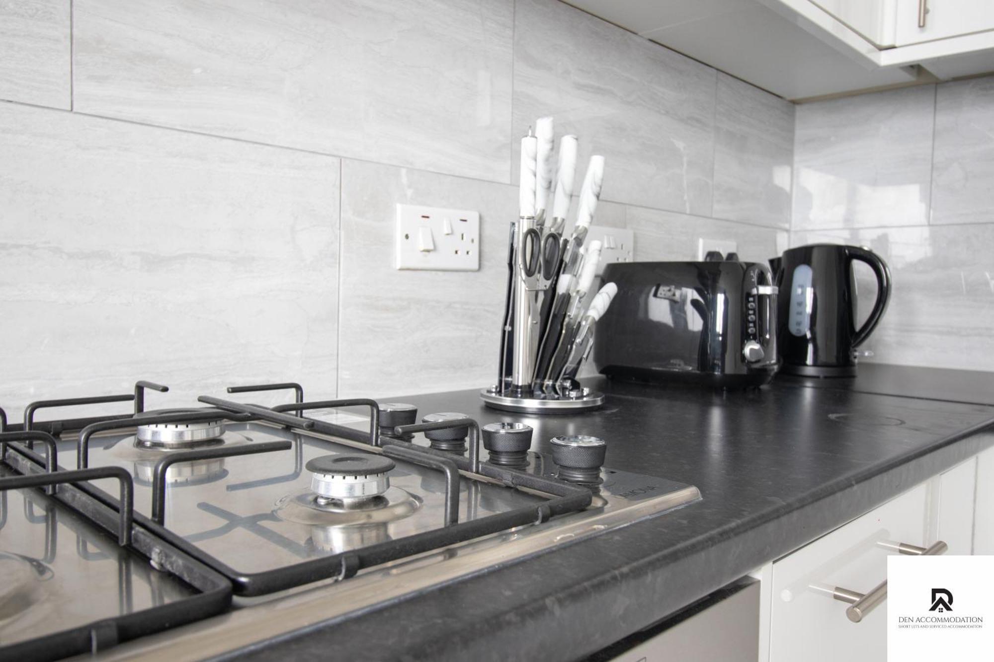 Newly Launched Two Bedroom House By Den Accommodation Short Lets & Serviced Accommodation With Garden London Exteriör bild