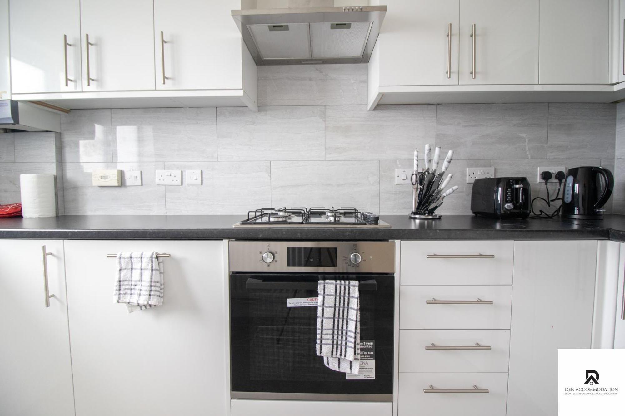 Newly Launched Two Bedroom House By Den Accommodation Short Lets & Serviced Accommodation With Garden London Exteriör bild