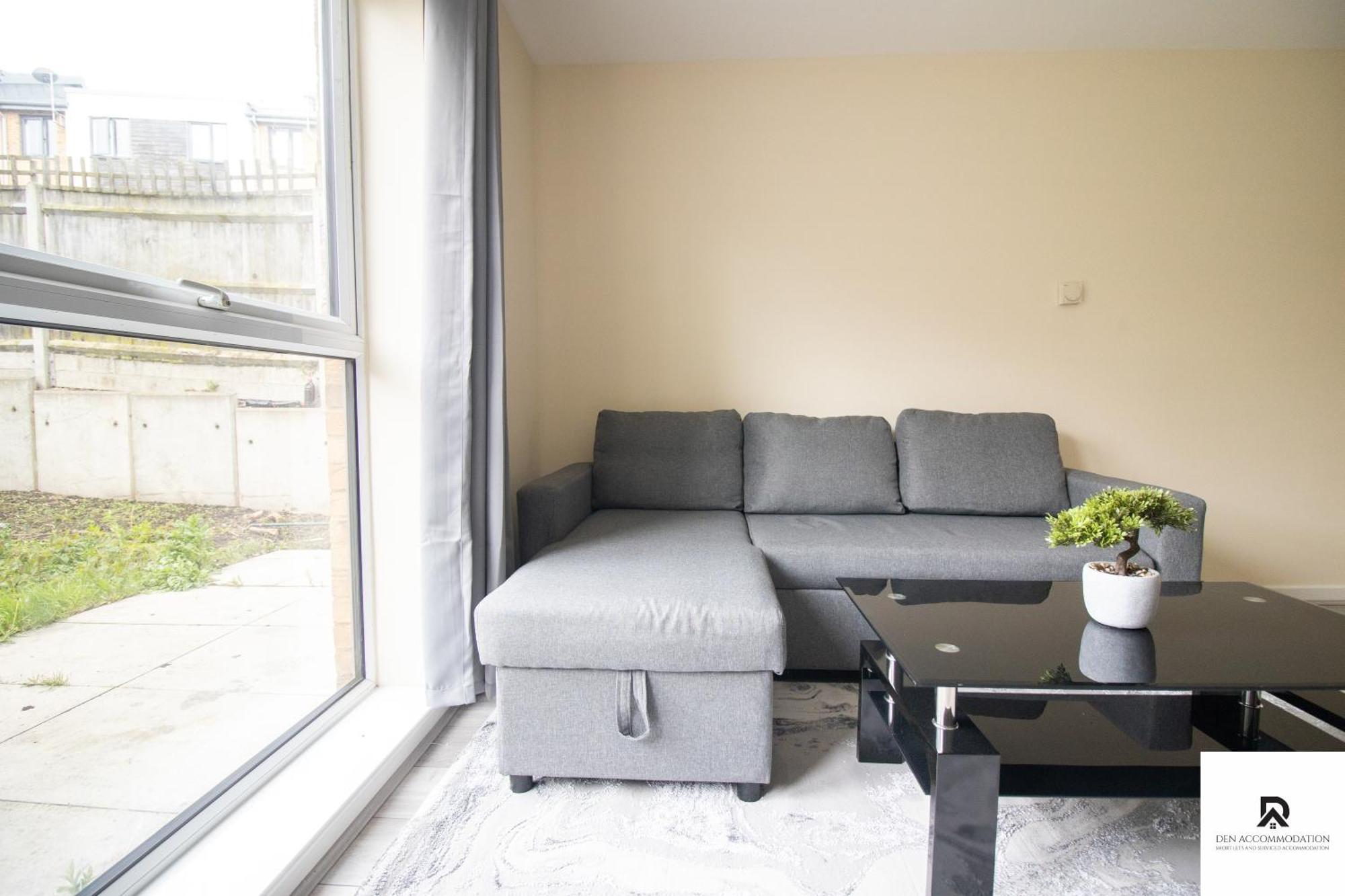 Newly Launched Two Bedroom House By Den Accommodation Short Lets & Serviced Accommodation With Garden London Exteriör bild