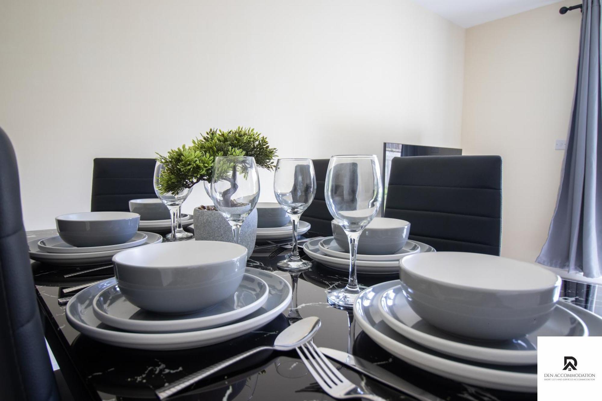 Newly Launched Two Bedroom House By Den Accommodation Short Lets & Serviced Accommodation With Garden London Exteriör bild